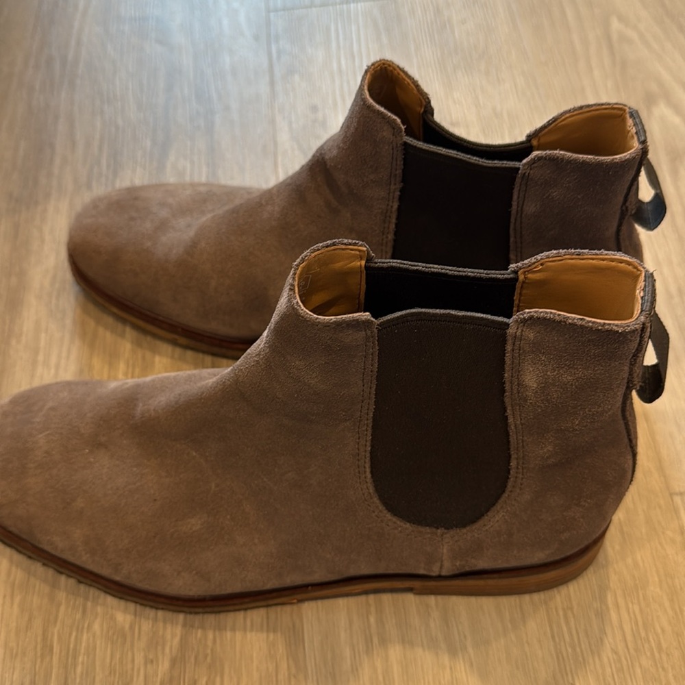 Clark’s Men’s Size 10 Gray Suede Chelsea Boot - Picture 2 of 2